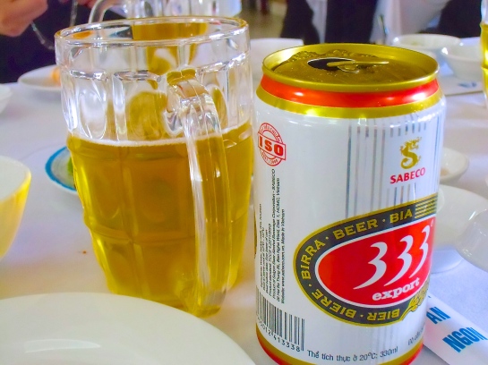 食事のお伴は「333（バーバーバー）」。軽く切れ味のよいビールで、タイと同じく氷を入れたジョッキに注いでいただきます。向こうではこればっか飲んでました