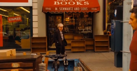 日除けに「Rare & Used BOOKS　M.SCHWARTZ AND SONS」とあります。「希少書&古書　Ｍ・シュワルツ親子書店」というところでしょうか。ロケはブロードウェイの『Westsider Rare & Used Books』という本物の古書店で行われたそうです
